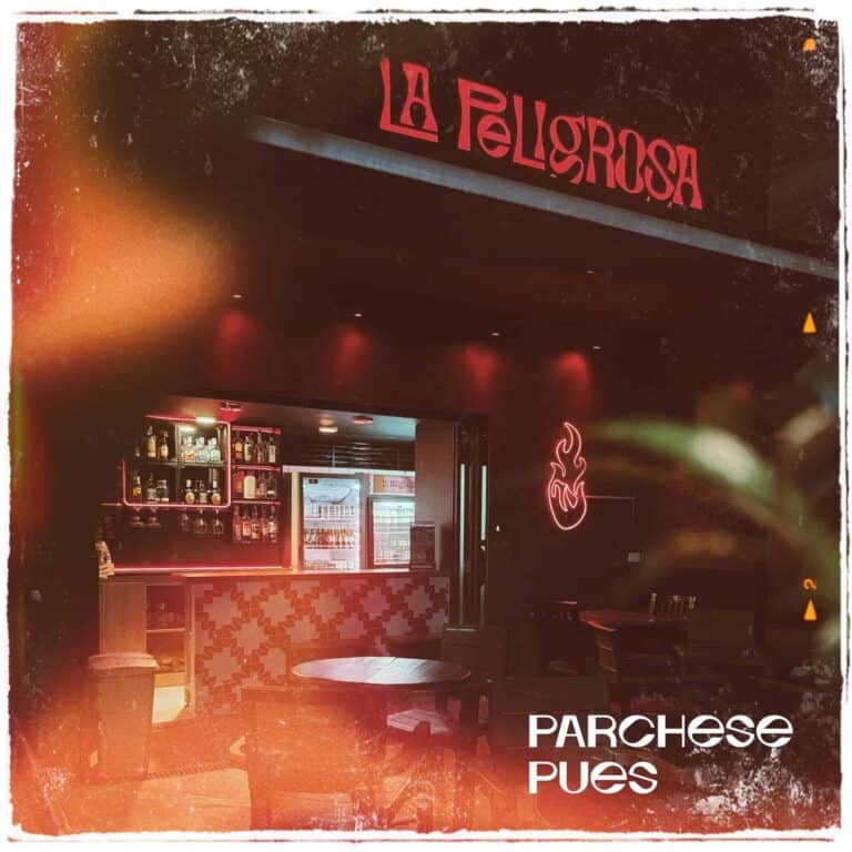 Bar de la Pelligrosa con ambiente acogedor y luces de neón, ideal para eventos y reuniones sociales en Bogotá. Decoración moderna con detalles en rojo y muestra una atmosfera vibrante y atractiva.