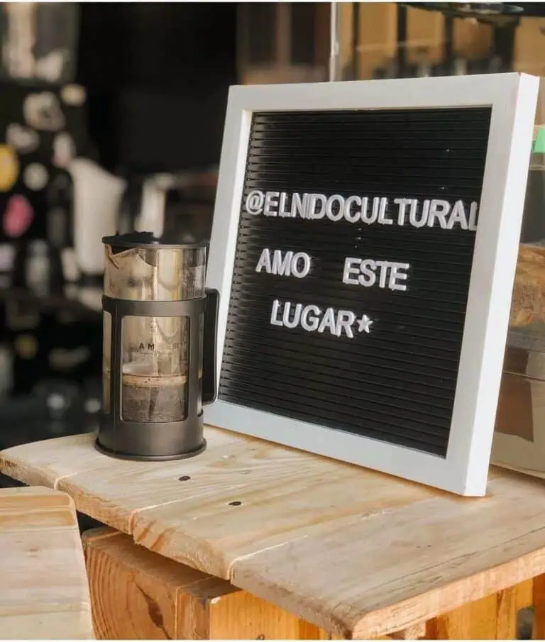 Un panneau d'affichage animé avec un message d'amour et de localisation, dans un café ou un restaurant, faisant la promotion d'événements et offrant une communication visuelle convaincante pour les médias sociaux et le marketing.