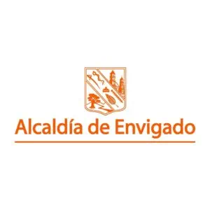 Bâtiment de la mairie d'Envigado avec un logo orange et un texte sur fond blanc, représentant l'autorité municipale et la gestion des événements et des services publics à Envigado, en Colombie.