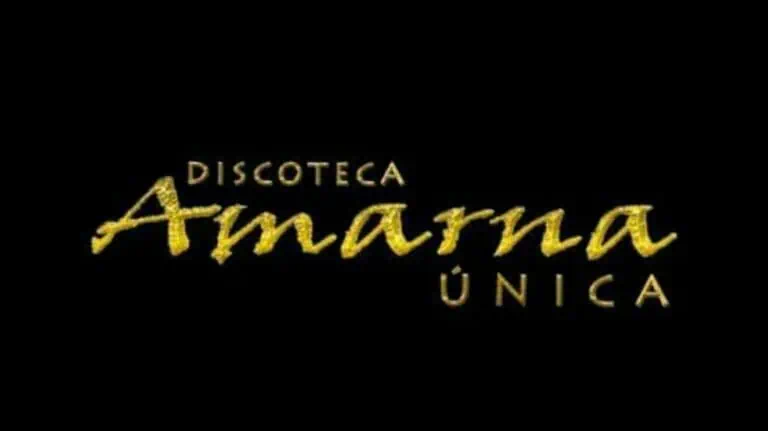 Anamaria Única nightclub costume, entertainment and music event, party atmosphere, gold logo design with black background, ideal for promoting themed night events in Colombia.