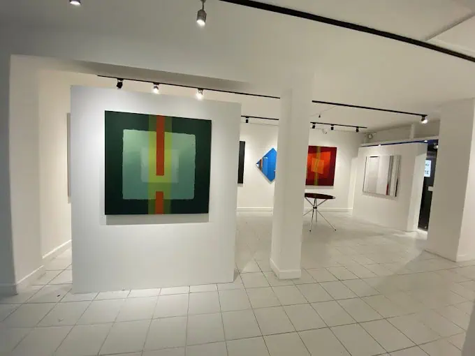 Moderne Kunst in einer Galerie in Bogotá, Ausstellung abstrakter Kunstwerke, Kulturraum für künstlerische und kulturelle Veranstaltungen in Kolumbien, Ausstellung spektakulärer zeitgenössischer Kunstwerke.