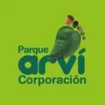 Logo vert de la Corporation Parque Arví avec feuille et pierres naturelles, promouvant l'écotourisme et la conservation de l'environnement à Medellín, Colombie.