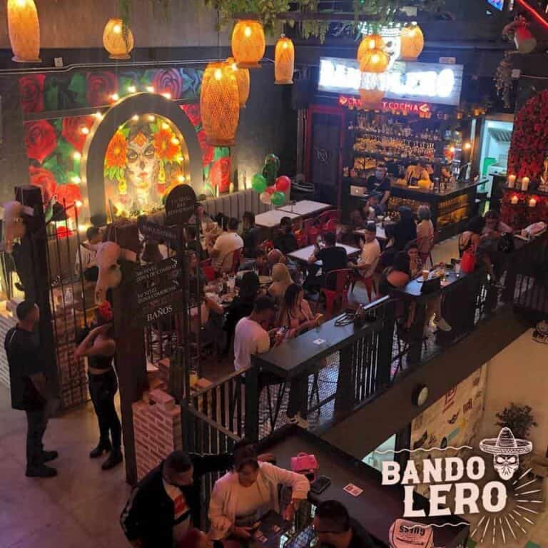 Café restaurante con ambiente vibrante y decoración colorida, lleno de clientes disfrutando de la gastronomía mexicana en un espacio moderno y acogedor, ideal para eventos y reuniones sociales.