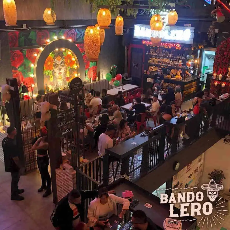 这家咖啡餐厅氛围活跃，装饰色彩缤纷，顾客们在现代而温馨的空间里享用墨西哥美食，是举办活动和社交聚会的理想场所。