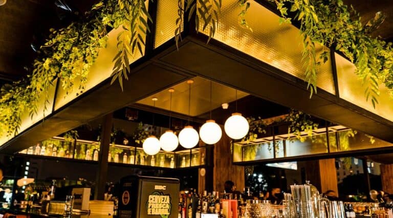 Eventos corporativos y sociales en un ambiente moderno y elegante, con iluminación cálida y decoración con plantas, ideal para celebrar en Colombia.