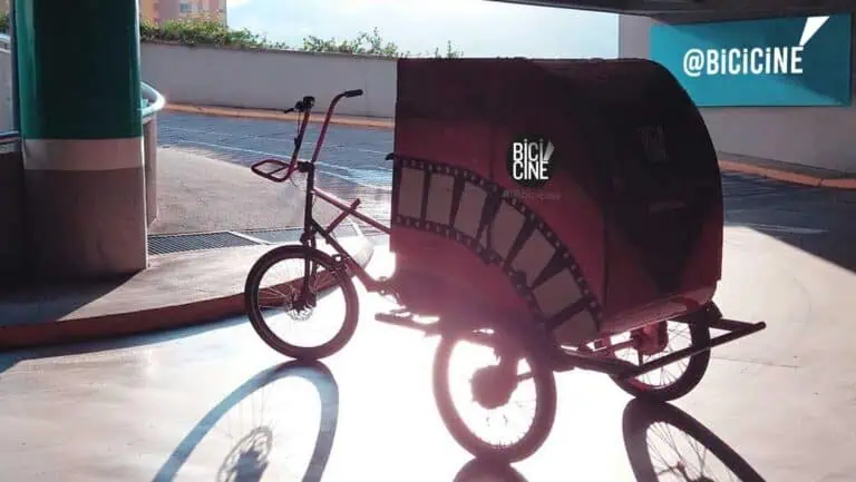 - Bicicleta de carga con remolque para eventos de comida y entrega en Bogotá, Colombia, en un entorno urbano.
