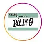 Billy O mit einem Namensschild auf einer Eventmesse, das die Organisation und das Management von Events mit Schwerpunkt auf Networking und aktiver Teilnahme hervorhebt.