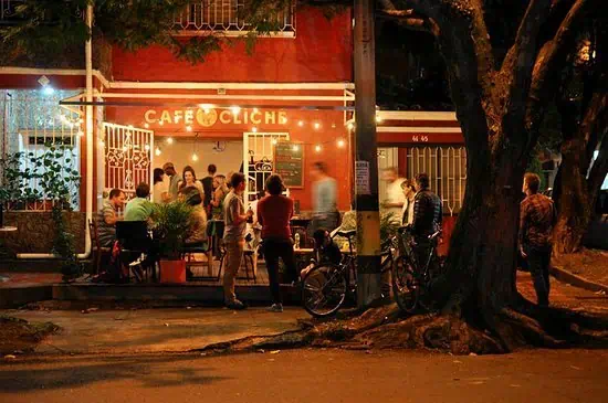 顾客们在 Café Cliche 享受着美好时光，这里是晚上举办活动和社交聚会的热门场所，氛围温馨，装饰舒适。