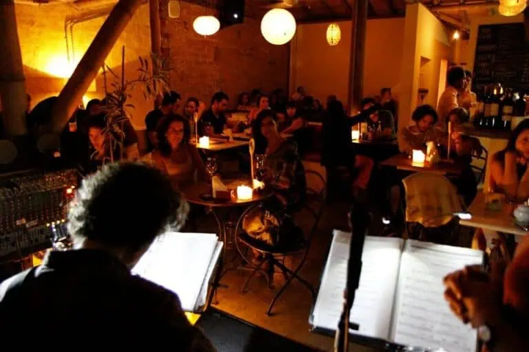 在时尚的餐厅或酒吧，享受现场音乐、柔和灯光和积极参与的观众营造的温馨宜人的氛围，促进体验和社交联系。