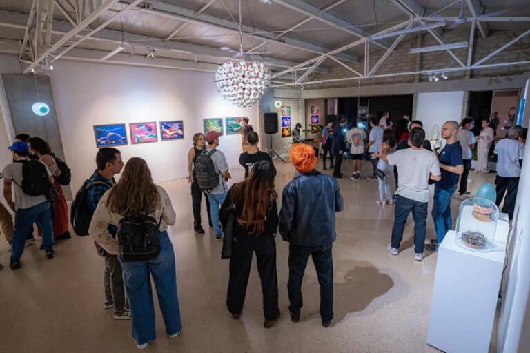 Archivo: galería de arte en evento cultural Colombia.jpg.