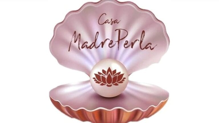 Alto texto: Logo de Casa MadrePerla con concha en tonos rosados y símbolo de flor de loto en una perla en el centro, ideal para eventos y bodas en Colombia.