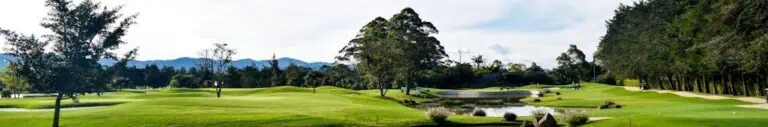 Un parcours de golf spacieux avec de l'herbe et des arbres bien entretenus, idéal pour les événements en plein air et les activités récréatives dans un cadre naturel en Colombie.