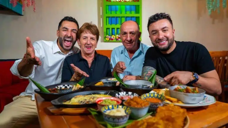 在哥伦比亚餐厅享用传统美食，与好友在轻松愉快的氛围中共进晚餐。