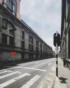 Stedelijk straatbeeld in de stad. Historische gebouwen, voetgangersborden en verkeerslichten in een moderne, architectonische stadsomgeving, ideaal voor evenementen en stedelijk toerisme.