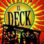 Espectáculo en vivo en El Deck con iluminación llamativa y ambiente vibrante para eventos y fiestas.