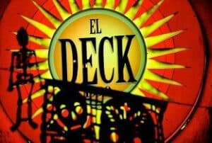 Espectáculo en vivo en El Deck con iluminación llamativa y ambiente vibrante para eventos y fiestas.