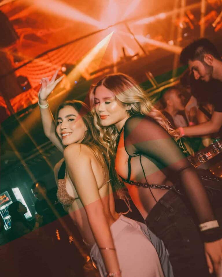 Chicas bailando y disfrutando en una fiesta en discoteca, ambiente festivo con luces de colores, música y alegría, ideal para eventos, celebraciones y vida nocturna, experiencia de diversión y entretenimiento.