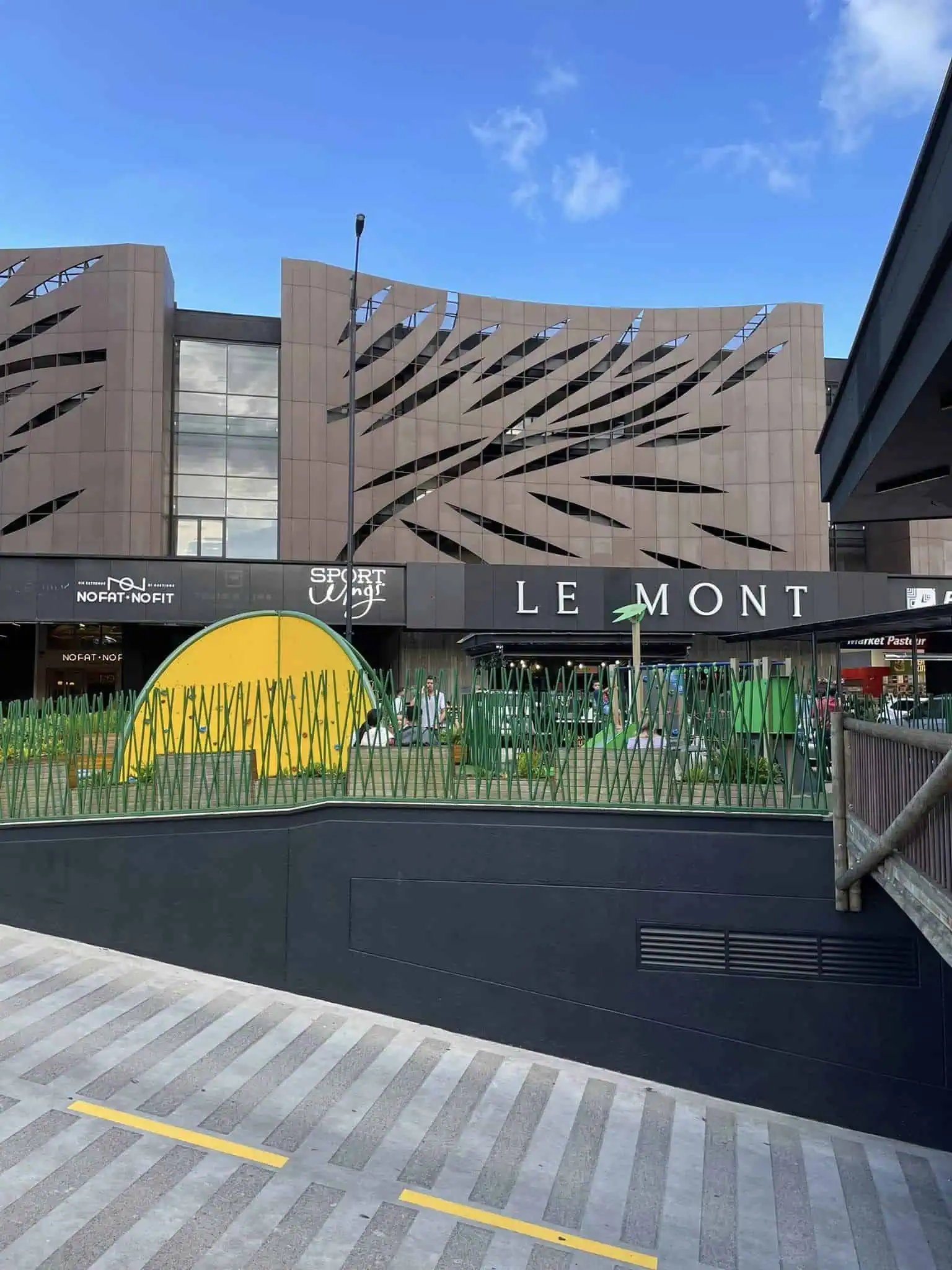 Le Mont 是位于波哥大的一家创新型购物中心，拥有现代化的设施和建筑设计，是举办活动和购物的理想场所。