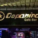 标识 Eventario 夜晚灯火通明的咖啡酒吧，散发着都市现代气息。