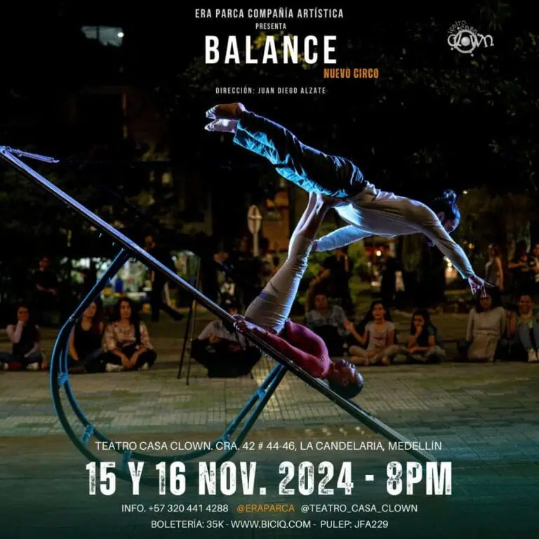 Ballerini che si esibiscono in uno spettacolo circense in una rappresentazione notturna in un teatro all'aperto con il pubblico seduto a terra, a Medellín, per promuovere eventi culturali e circensi.