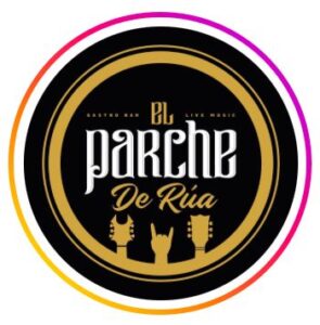 Área de bar en Parche de Rúa, evento de convivencia y diversión en Bogotá. Ambiente vibrante, música en vivo y cervezas artesanales en un espacio único para disfrutar en grupo.