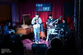 在哥伦比亚的酒吧里，麦克风和乐队正在进行现场音乐会，现场音乐、音乐活动、舞台表演、现场娱乐。