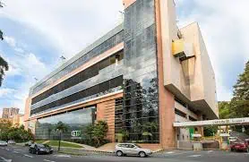 Immeuble de bureaux moderne avec une architecture innovante et une façade en verre à Bogotá, en Colombie, idéal pour les événements d'entreprise et les espaces de travail collaboratifs.