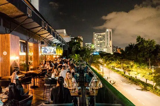 在波哥大一家都市餐厅的露台上享受夜晚时光，欣赏灯火辉煌的城市景观，感受现代氛围，是举办晚间活动和社交聚会的理想场所。