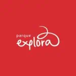 Parque Explora 的标志以红色为背景，采用现代醒目的设计，旨在推广互动公园为全家提供的教育体验和活动。