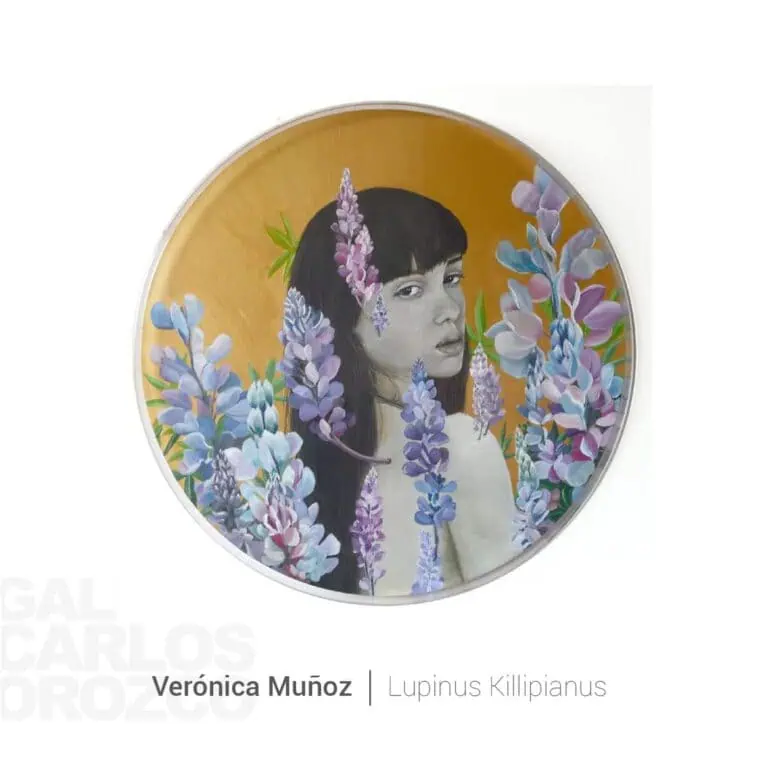 Ein wunderschönes Kunstwerk, das ein Frauenporträt und eine Blumenlandschaft in Lila- und Fliedertönen kombiniert und die Kreativität und Sensibilität in der zeitgenössischen Kunst hervorhebt.