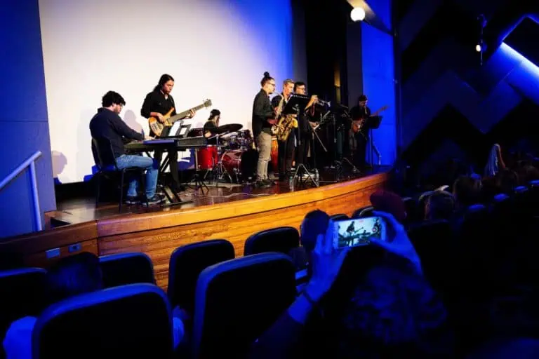 Assistez à un concert live avec un groupe lors d'un événement de divertissement dans un espace moderne et lumineux. Un rassemblement artistique pour des événements culturels et musicaux en Colombie.