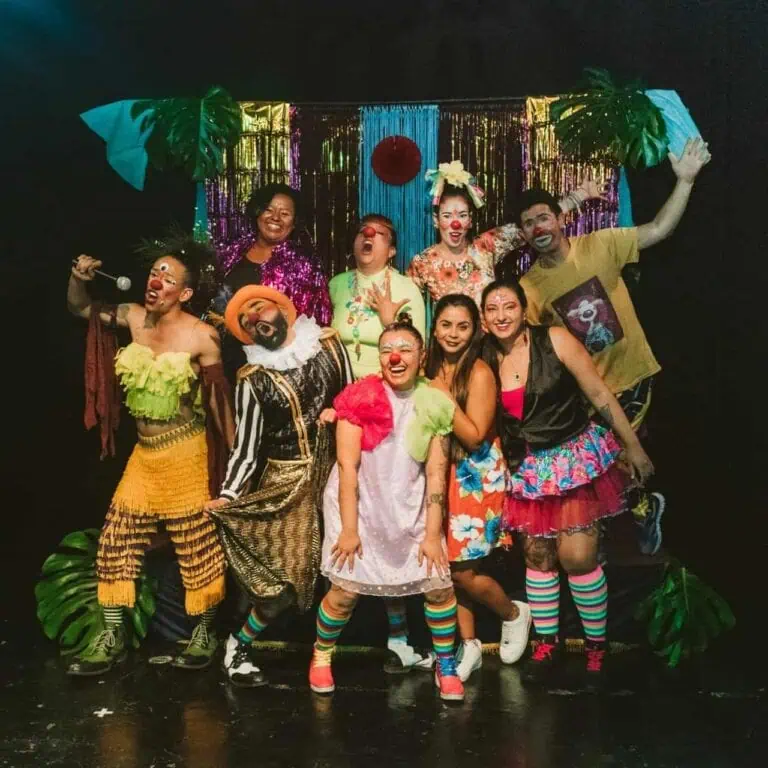 充满小丑和马戏艺术家的趣味活动，适合所有年龄段的娱乐活动，色彩缤纷、气氛欢快，哥伦比亚马戏和小丑主题庆祝活动。