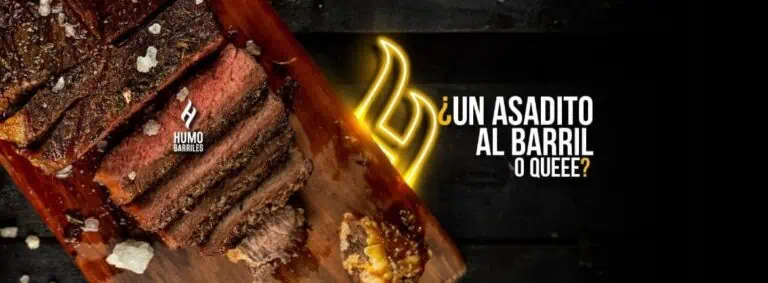 桶式烤肉，肉质鲜嫩多汁，佐以海盐，盛放在木托盘上，配有霓虹灯招牌和哥伦比亚活动及烧烤的宣传文字。