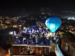 Carballa avec montgolfière et spectacle nocturne, vue panoramique de la ville la nuit lors d'un événement en plein air.