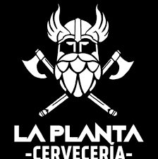 La Planta Cervecería 拥有现代而温馨的氛围，您可以在充满活力的空间里享用精酿啤酒和美食。