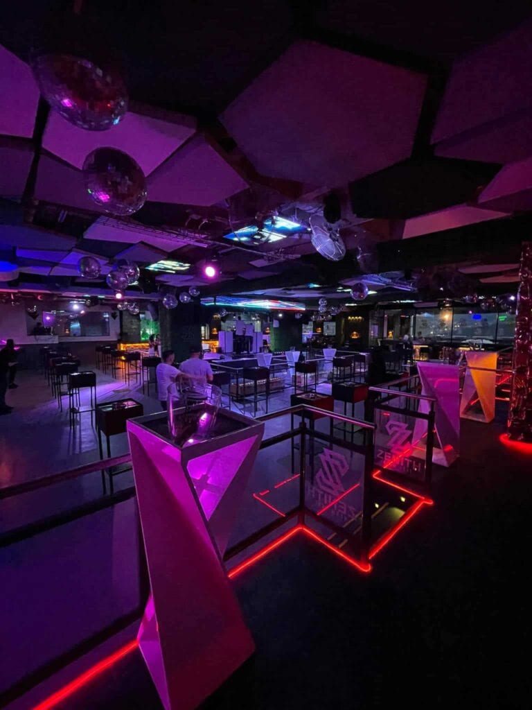 Luces de discoteca y ambiente en un evento en un club nocturno con decoración moderna.