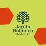Conception graphique du logo du jardin botanique de Medellín avec un arbre stylisé sur fond vert et des formes hexagonales orange, idéal pour les événements écologiques et botaniques à Medellín.