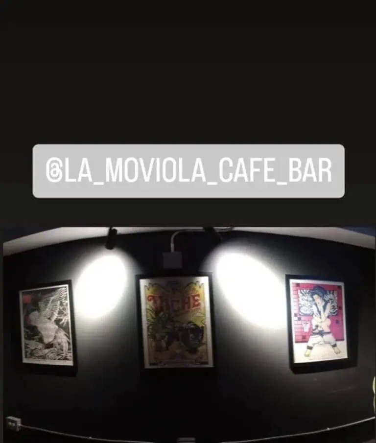La_moviola_cafe_bar_cartel_de_industria_arte_urbana_en_interiores_urbano_artistic_walls_ambientación_culture_eventos_especiale s_en_cali_escoger_eventos_para_tu_proximo_evento_sala_de_arte_y_música_ambiente_acogedor_y_moderno_bares_artísticos_de_calidad。