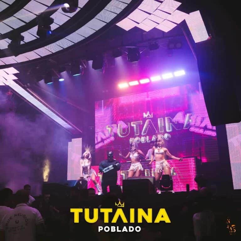 HOMBRES Y MUJERES EN ESCENA ANTE GRAN PÚBLICO DURANTE SHOW DE TUTAINA POBLADO.