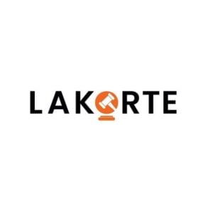 Lajarde, logotipo de evento con martillo en letra O, diseñado para promover centros de eventos, reuniones y servicios especializados.