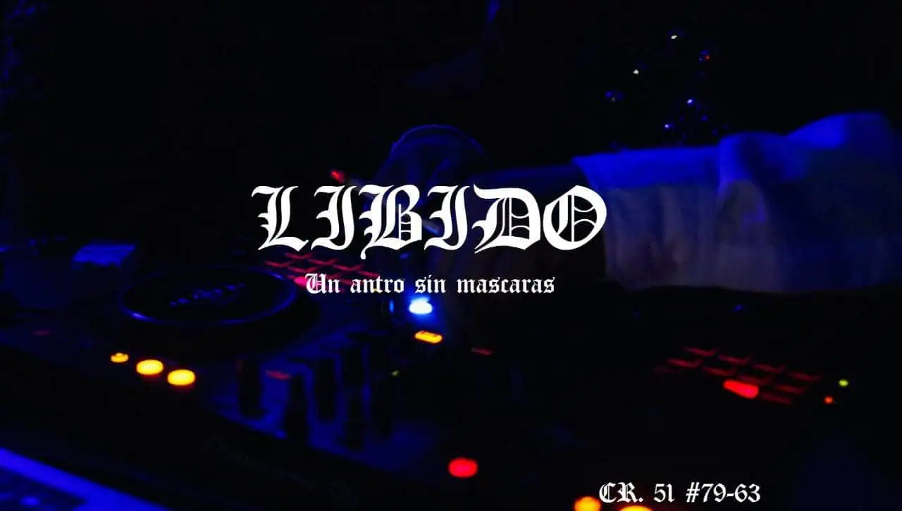 舞池里有DJ打碟，蓝红灯光闪烁，现场音乐营造出昏暗而充满氛围的派对和夜间活动氛围。