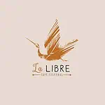 La Libre Café Cultural 的标志以蝴蝶飞舞为主题，设计简约优雅，采用棕色和米色色调，体现了空间的创造力和文化底蕴。