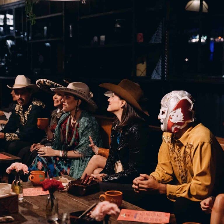 Sombreros tradicionales mexicanos en evento cultural de México, celebración de la música y gastronomía regional, ambiente festivo y colores vibrantes en un encuentro social.