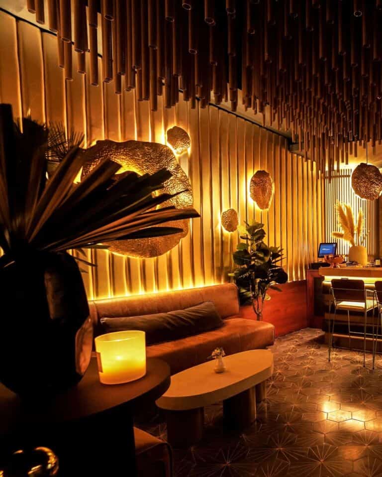 Lámpara decorativa con iluminación cálida en un espacio moderno, ideal para eventos y reuniones elegantes.