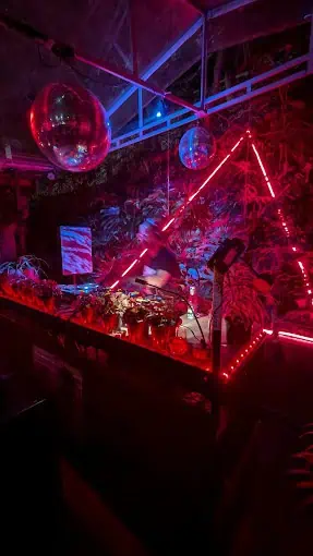 Neonlichter und modernes Dekor in einem nächtlichen Veranstaltungsort, ideal für Partys und Konzerte mit lebendiger Atmosphäre und fortschrittlicher Technologie in Bogotá.