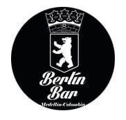 Rey de Alemania, Berlín Bar logo con corona y escudo, en blanco y negro, representando un establecimiento de entretenimiento y vida nocturna en Berlín.