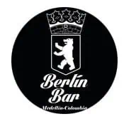 Logo der King of Germany, Berlin Bar mit Krone und Schild in Schwarz-Weiß, das ein Unterhaltungs- und Nachtlebenlokal in Berlin repräsentiert.