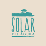 Logo Solar del Aguila avec un arbre et un paysage, un logo d'événement durable, une entreprise innovante dans les événements écologiques et responsables en Colombie.