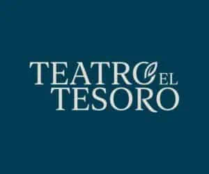 Eine Theateraufführung im El Tesoro Theater mit kulturellen und künstlerischen Veranstaltungen, die das Publikum in einer einladenden und modernen Atmosphäre genießen kann.