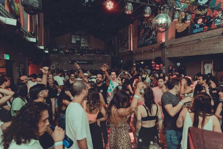 Eventos musicales y fiestas en un ambiente vibrante y social en un recinto cerrado. Gran participación de asistentes disfrutando música en vivo y ambiente festivo, ideal para eventos de entretenimiento en Colombia.